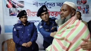 কনকনে শীত উপেক্ষা করে দুস্থদের মাঝে পুলিশের কম্বল বিতরণ