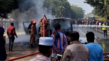 সড়ক দুর্ঘটনায় তরুণের মৃত্যু, বিক্ষুব্ধ জনতা আগুন দিলো মাইক্রোবাসে