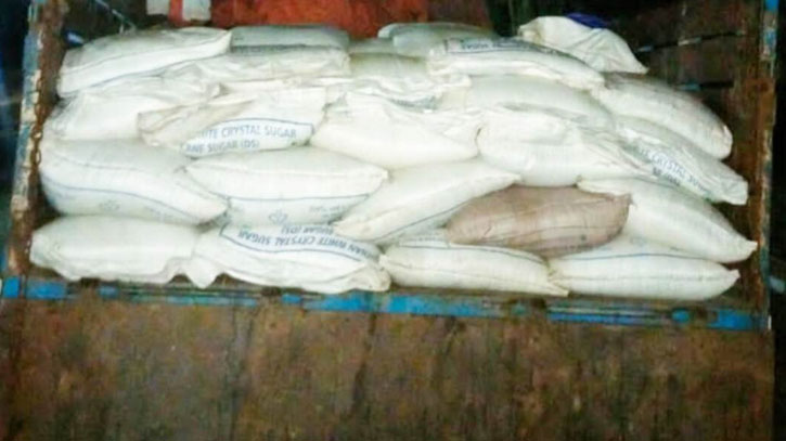 সেনা অভিযানে ১৪০ বস্তা ভারতীয় চিনি জব্দ, চালক ও পাচারকারী আটক সেনা অভিযানে ১৪০ বস্তা ভারতীয় চিনি জব্দ, চালক ও পাচারকারী আটক
