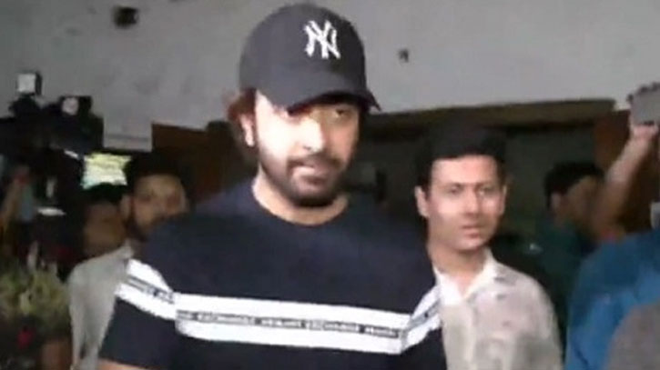 থানা মামলা না নেয়ায় ডিবি কার্যালয়ে শাকিব খান থানা মামলা না নেয়ায় ডিবি কার্যালয়ে শাকিব খান