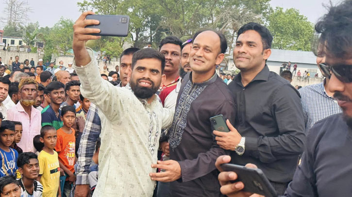 মঞ্চ ভেঙে হুড়মুড়িয়ে পড়ে গেলেন ব্যারিস্টার সুমন (ভিডিও) মঞ্চ ভেঙে হুড়মুড়িয়ে পড়ে গেলেন ব্যারিস্টার সুমন (ভিডিও)