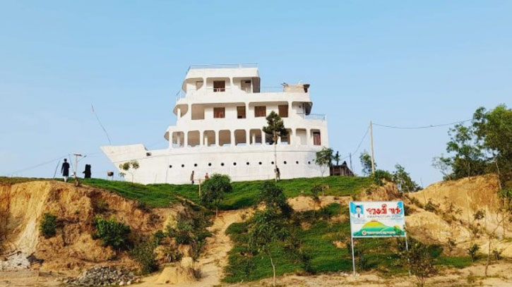 পাহাড় চূড়ায় জাহাজ স্বপ্নতরী পাহাড় চূড়ায় জাহাজ স্বপ্নতরী