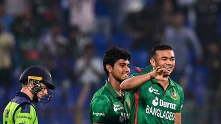 এক ওভারেই ৩ উইকেট নিলেন তাসকিন এক ওভারেই ৩ উইকেট নিলেন তাসকিন