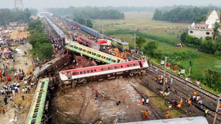 রেলমন্ত্রীর পদত্যাগের দাবিতে উত্তাল ভারত