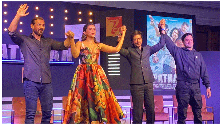 ৬ দিনে ৬০০ কোটি আয়, ৪ বছরের সব দুঃখ ভুলে গেছেন শাহরুখ ৬ দিনে ৬০০ কোটি আয়, ৪ বছরের সব দুঃখ ভুলে গেছেন শাহরুখ