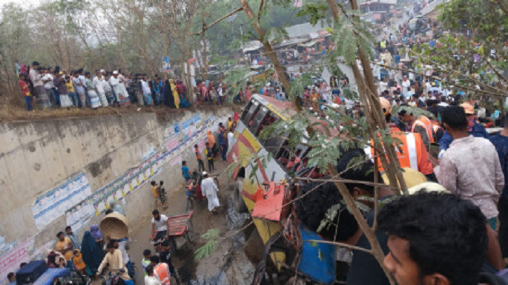 যাত্রীবাহী বাস খাদে: নিহতদের পরিবারকে আর্থিক সহায়তা দেবে জেলা প্রশাসন