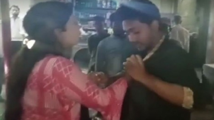 প্রেমিককে জনসম্মুখে ধোলাই দিলেন প্রেমিকা প্রেমিককে জনসম্মুখে ধোলাই দিলেন প্রেমিকা