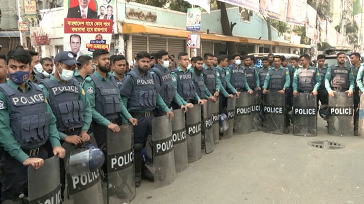 পল্টনে যানবাহন ও জনসাধারণের চলাচল বন্ধ পল্টনে যানবাহন ও জনসাধারণের চলাচল বন্ধ