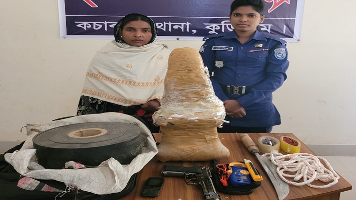 খেলনা পিস্তলসহ নারী আটক খেলনা পিস্তলসহ নারী আটক