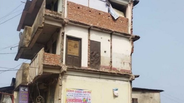 চট্টগ্রামে হেলে পড়েছে চারতলা ভবন চট্টগ্রামে হেলে পড়েছে চারতলা ভবন