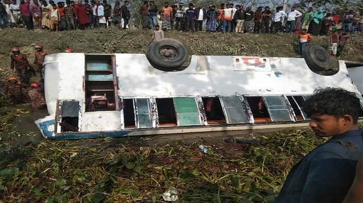 ভোলায় যাত্রীবাহী বাস খাদে পড়ে নিহত এক ভোলায় যাত্রীবাহী বাস খাদে পড়ে নিহত এক