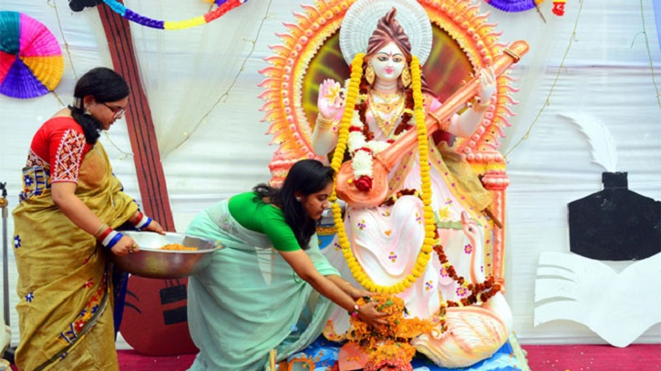 আজ সরস্বতী পূজা, ভক্তদের মানবীয় চেতনায় উদ্দীপ্ত করতে ধরাধামে আবির্ভূত দেবী আজ সরস্বতী পূজা, ভক্তদের মানবীয় চেতনায় উদ্দীপ্ত করতে ধরাধামে আবির্ভূত দেবী