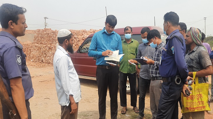 কেরানীগঞ্জে ৪ ইট ভাটাকে ২০ লাখ টাকা জরিমানা কেরানীগঞ্জে ৪ ইট ভাটাকে ২০ লাখ টাকা জরিমানা