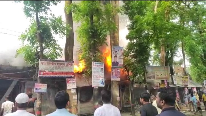 সিরাজদিখানে আগুনে ৩ দোকান পুড়ে ছাই সিরাজদিখানে আগুনে ৩ দোকান পুড়ে ছাই