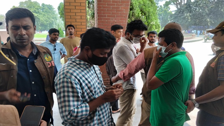 রাবি`র ভর্তি পরীক্ষায় জালিয়াতির অভিযোগে আটক ৩ রাবি`র ভর্তি পরীক্ষায় জালিয়াতির অভিযোগে আটক ৩