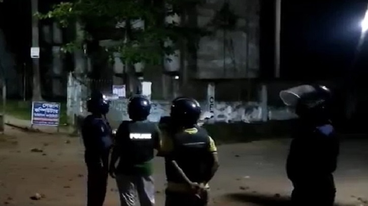 কথা কাটাকাটির জেরে চবি শাখা ছাত্রলীগের দুই পক্ষের সংঘর্ষ কথা কাটাকাটির জেরে চবি শাখা ছাত্রলীগের দুই পক্ষের সংঘর্ষ