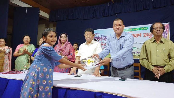 রাঙ্গামাটিতে সাংস্কৃতিক প্রতিযোগিতার বিজয়ীদের পুরস্কার বিতরণ রাঙ্গামাটিতে সাংস্কৃতিক প্রতিযোগিতার বিজয়ীদের পুরস্কার বিতরণ