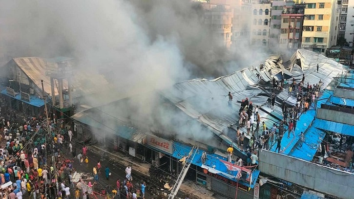 মোহাম্মদপুরে কৃষি মার্কেটের আগুন নিয়ন্ত্রণে মোহাম্মদপুরে কৃষি মার্কেটের আগুন নিয়ন্ত্রণে