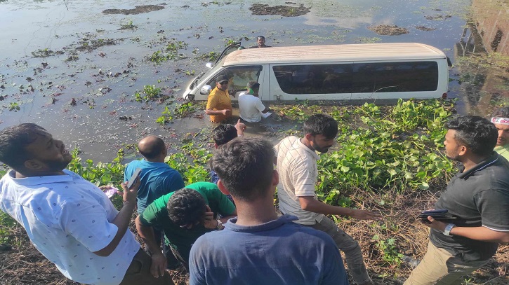 দুর্ঘটনার কবলে বিএনপির রোডমার্চের কর্মী ভর্তি গাড়ি দুর্ঘটনার কবলে বিএনপির রোডমার্চের কর্মী ভর্তি গাড়ি