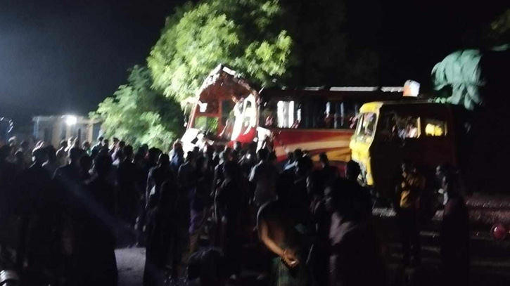 নাটোরে বাস-ট্রাকের মুখোমুখি সংঘর্ষে দুজন নিহত, আহত ১০ নাটোরে বাস-ট্রাকের মুখোমুখি সংঘর্ষে দুজন নিহত, আহত ১০