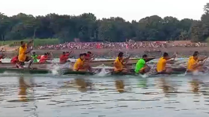 নৌকাবাইচের ফাইনাল দেখতে হাজারো মানুষের ঢল নৌকাবাইচের ফাইনাল দেখতে হাজারো মানুষের ঢল