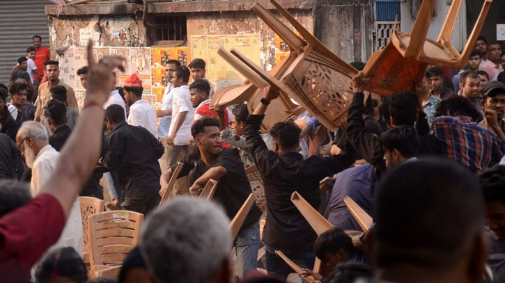 ১৪ দলের সমাবেশে দু’পক্ষের চেয়ার ছোঁড়াছুঁড়ি ও মারামারি ১৪ দলের সমাবেশে দু’পক্ষের চেয়ার ছোঁড়াছুঁড়ি ও মারামারি