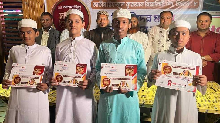 সাওতুল কোরআন প্রতিযোগীতায় বিজয়ীদের মাঝে চেক হস্তান্তর সাওতুল কোরআন প্রতিযোগীতায় বিজয়ীদের মাঝে চেক হস্তান্তর