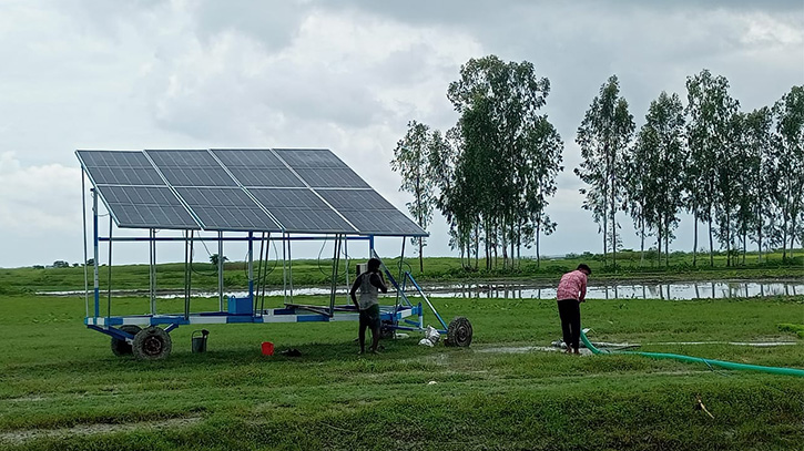 কুড়িগ্রামে ভ্রাম্যমাণ সোলার পাম্পে ভাগ্য খুলছে চরবাসীর কুড়িগ্রামে ভ্রাম্যমাণ সোলার পাম্পে ভাগ্য খুলছে চরবাসীর
