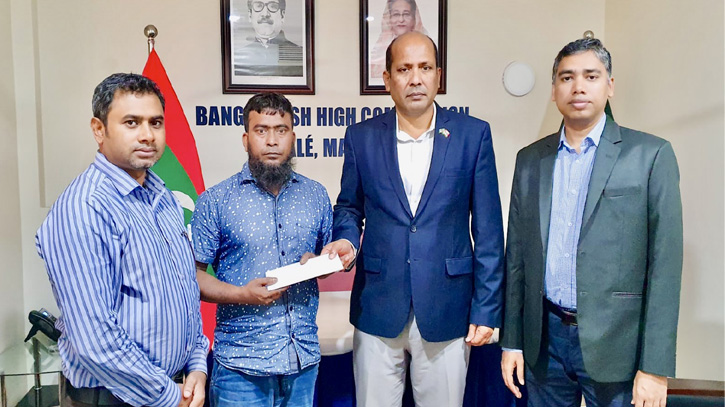 হৃদরোগে আক্রান্ত মালদ্বীপ প্রবাসীকে বিমান টিকেট দিলেন হাইকমিশনার হৃদরোগে আক্রান্ত মালদ্বীপ প্রবাসীকে বিমান টিকেট দিলেন হাইকমিশনার