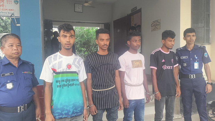 স্কুলছাত্রীকে যৌন হেনস্থা করায় কিশোর গ্যাংয়ের ৪ সদস্য গ্রেফতার স্কুলছাত্রীকে যৌন হেনস্থা করায় কিশোর গ্যাংয়ের ৪ সদস্য গ্রেফতার