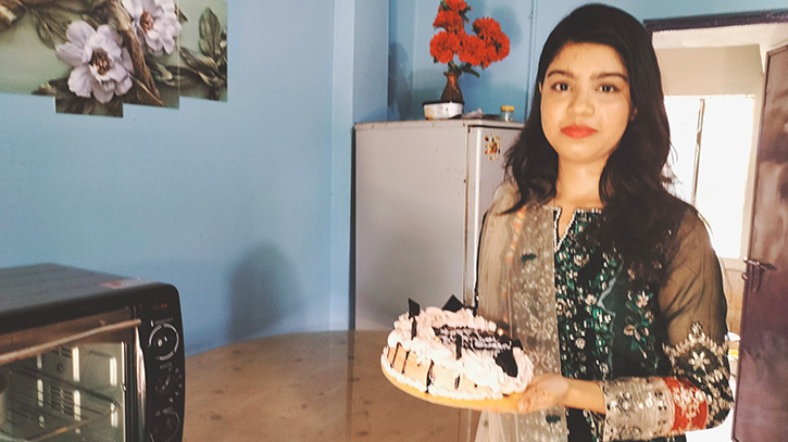 টুঙ্গিপাড়ার উর্মির কেক উপজেলাজুড়ে সমাদৃত টুঙ্গিপাড়ার উর্মির কেক উপজেলাজুড়ে সমাদৃত