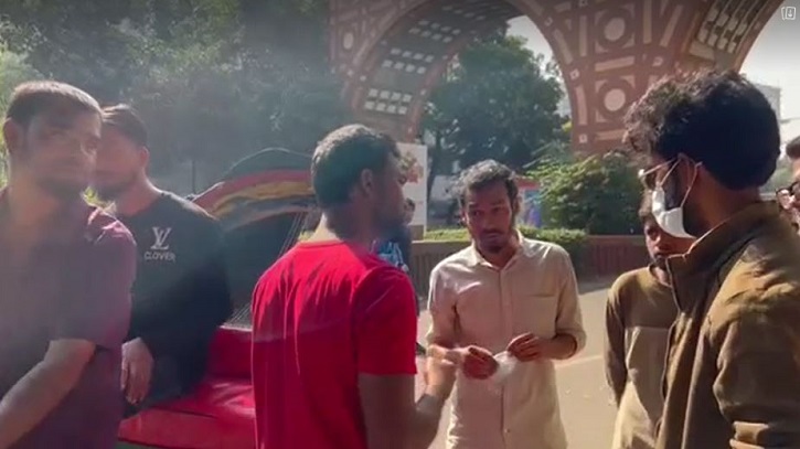 রাজধানীর মোড়ে মোড়ে পথচারীদের মোবাইল চেক করছে ছাত্রলীগ রাজধানীর মোড়ে মোড়ে পথচারীদের মোবাইল চেক করছে ছাত্রলীগ