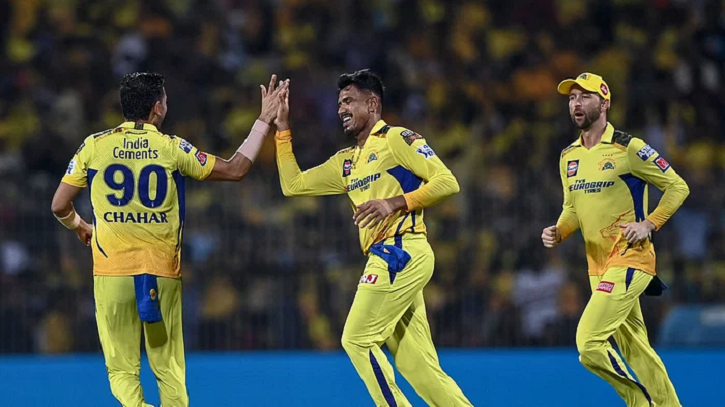 গুজরাটের স্বপ্ন ভঙ্গ করে ফাইনালে ধোনির চেন্নাই গুজরাটের স্বপ্ন ভঙ্গ করে ফাইনালে ধোনির চেন্নাই