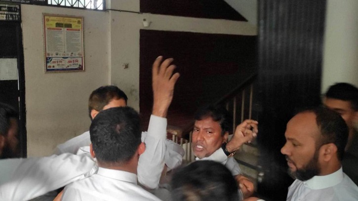 আদালতে আইনজীবীদের হাতাহাতি, ১৫০ জনের বিরুদ্ধে জিডি আদালতে আইনজীবীদের হাতাহাতি, ১৫০ জনের বিরুদ্ধে জিডি