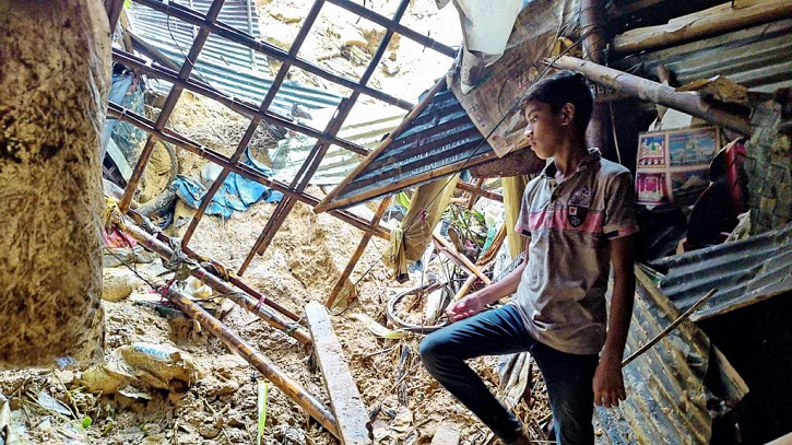 চট্টগ্রামে পাহাড় ধসে ৭ মাসের মেয়ে ও বাবা নিহত চট্টগ্রামে পাহাড় ধসে ৭ মাসের মেয়ে ও বাবা নিহত
