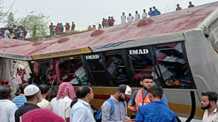 পদ্মা এক্সপ্রেসওয়ের রেলিং ভেঙে যাত্রীবাহী বাস খাদে, নিহত ১৬ পদ্মা এক্সপ্রেসওয়ের রেলিং ভেঙে যাত্রীবাহী বাস খাদে, নিহত ১৬