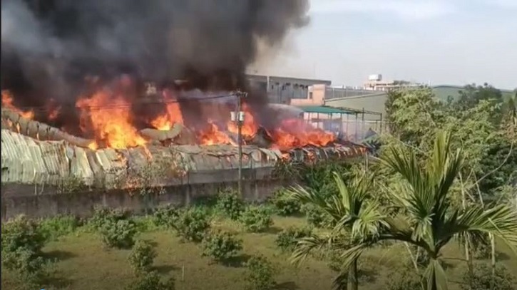 গাজীপুরে তুলার গুদামে আগুন, নিয়ন্ত্রণে কাজ করছে ৬টি ইউনিট গাজীপুরে তুলার গুদামে আগুন, নিয়ন্ত্রণে কাজ করছে ৬টি ইউনিট