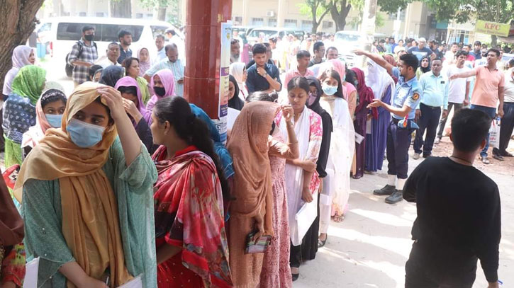 `এ` ইউনিটের পরীক্ষা শুরু, আসন প্রতি লড়ছেন ৪০ জন `এ` ইউনিটের পরীক্ষা শুরু, আসন প্রতি লড়ছেন ৪০ জন