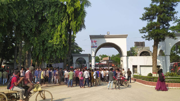 শিক্ষার্থীদের ব্যানারে ইবির প্রধান ফটকে তালা দিল ছাত্রলীগ! শিক্ষার্থীদের ব্যানারে ইবির প্রধান ফটকে তালা দিল ছাত্রলীগ!