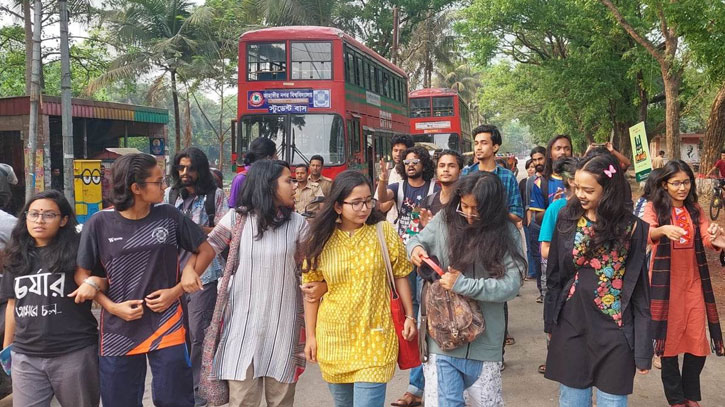 সাংবাদিক আটকের ঘটনায় জাবি শিক্ষার্থীদের প্রতিবাদ