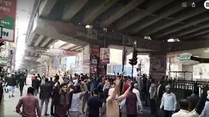 জামায়াতের নেতা-কর্মীদের সঙ্গে পুলিশের পাল্টাপাল্টি সংঘর্ষ জামায়াতের নেতা-কর্মীদের সঙ্গে পুলিশের পাল্টাপাল্টি সংঘর্ষ