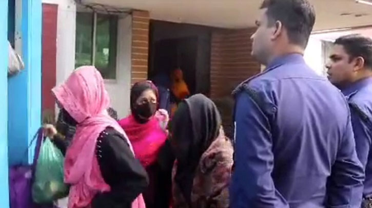 আবাসিক হোটেল থেকে ৩৩ নারী-পুরুষ হাতেনাতে ধরা আবাসিক হোটেল থেকে ৩৩ নারী-পুরুষ হাতেনাতে ধরা
