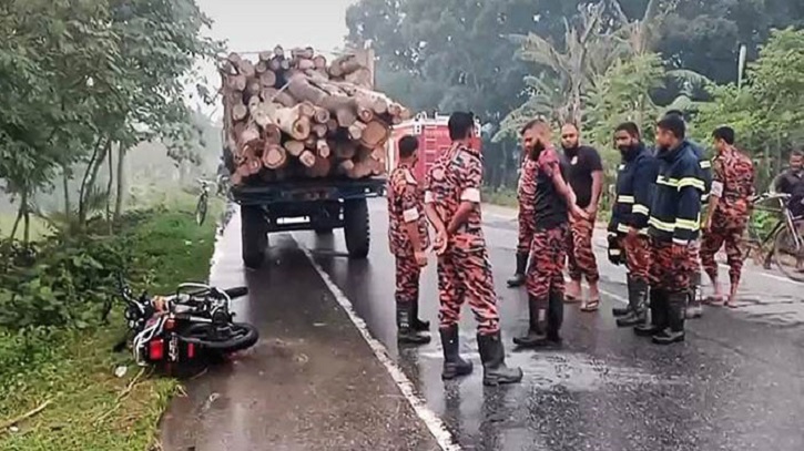 মোটরসাইকেল-ট্রাক্টর সংঘর্ষ, নিহত ৩ 