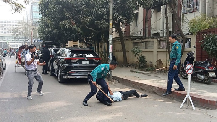শিক্ষার্থী মারধরের ভিডিও ধারণ করায় সাংবাদিককে হেনস্তা করলো পুলিশ শিক্ষার্থী মারধরের ভিডিও ধারণ করায় সাংবাদিককে হেনস্তা করলো পুলিশ