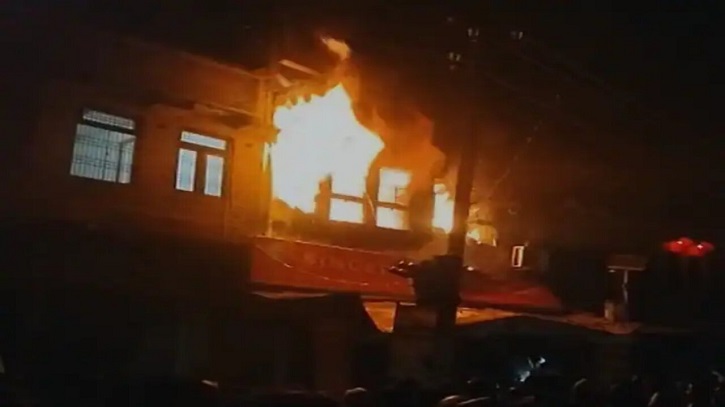 ভারতে আগুন লেগে শিশুসহ একই পরিবারের ৬ জন নিহত ভারতে আগুন লেগে শিশুসহ একই পরিবারের ৬ জন নিহত