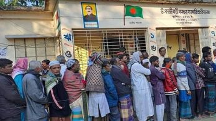 সাদুল্লাপুরে দীর্ঘ প্রতীক্ষার ভোটগ্রহণ চলছে সাদুল্লাপুরে দীর্ঘ প্রতীক্ষার ভোটগ্রহণ চলছে