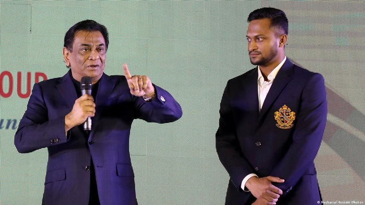 দেশের ফুটবল পাতালে, সালাউদ্দিনের অহংকার আকাশে দেশের ফুটবল পাতালে, সালাউদ্দিনের অহংকার আকাশে