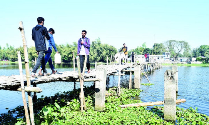 ৪০ বছর ধরে অবরুদ্ধ রংপুরের নীলকুঠি গ্রামের মানুষ ৪০ বছর ধরে অবরুদ্ধ রংপুরের নীলকুঠি গ্রামের মানুষ