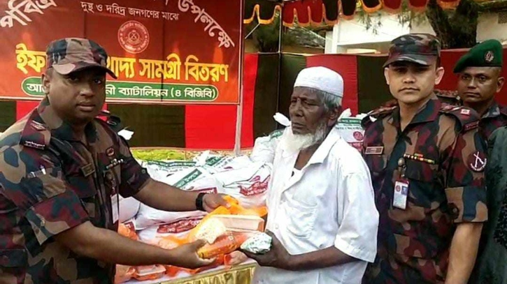 ফেনীতে বিজিবি’র ইফতার ও খাদ্য সামগ্রী বিতরণ