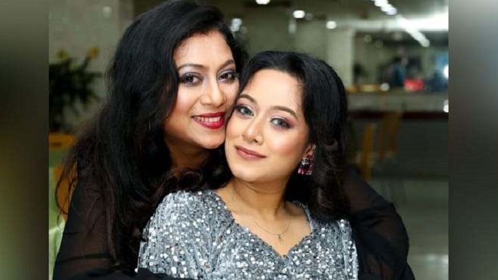 শাবনূরকে ‘মা’ মনে করেন দীঘি শাবনূরকে ‘মা’ মনে করেন দীঘি